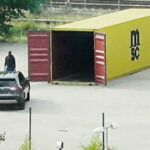 Här lastar den ena av två ligor en av de stulna bilarna, en Toyota Rav4, i en container för att frakta den till Västafrika. Foto: Polisen.