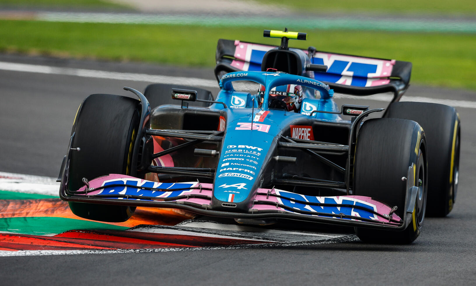 Alpine, här med föraren Esteban Ocon vid Mexikos GP 2022, söker partner – både för Formel 1 och för att expandera med personbilar. /// FOTO: Gongora/NurPhoto via Getty Images