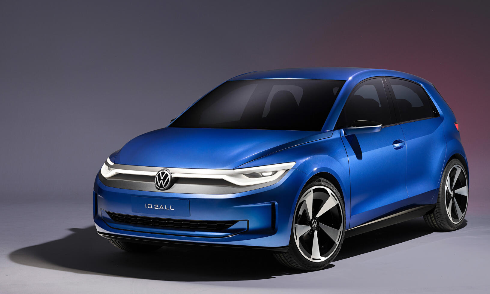 Volkswagen siktar på att ID. 2all ska ha en räckvidd på 45 mil . Batteristorleken är inte officiell men laddningen från 10–80 procent ska ta 20 minuter.