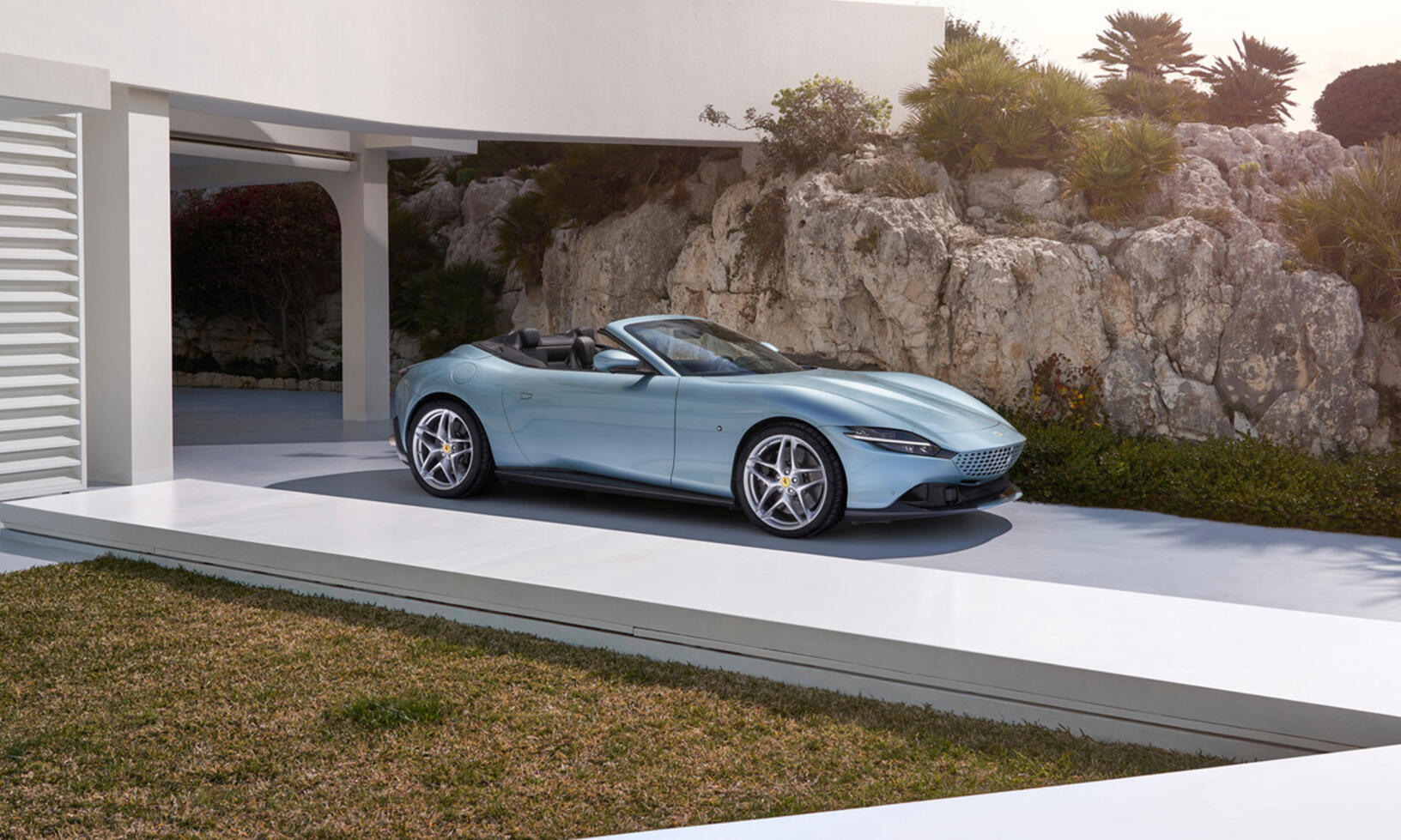 Ferrari Roma Spider är tillverkarens första cabriolet med frontmotor och tygtak på 54 år.