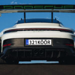 Porsche 911 GT3 RS bakifrån med personlig regskylt.