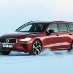 Röd Volvo V60 kör på sjöis i Luleå