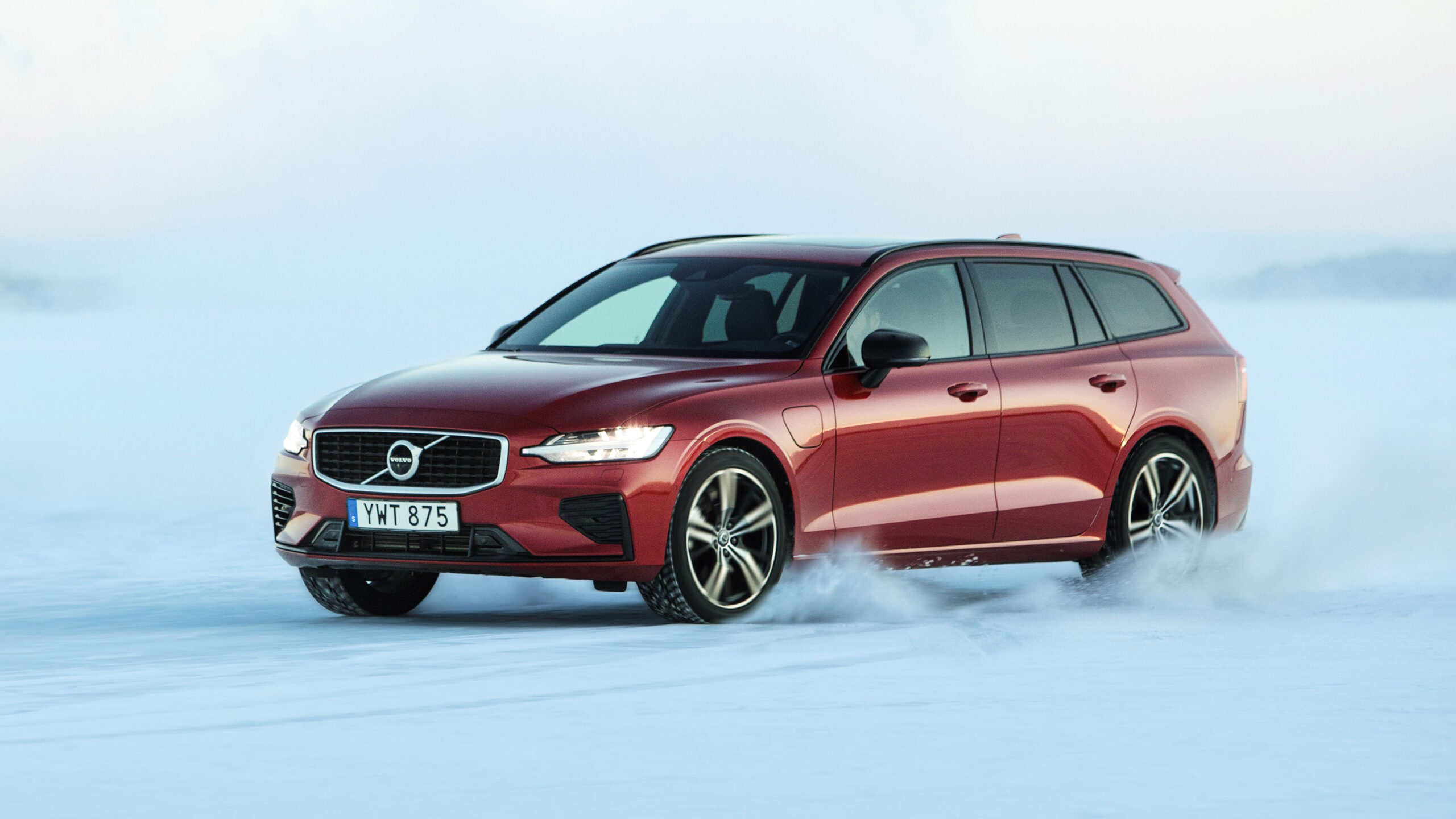 Röd Volvo V60 kör på sjöis i Luleå
