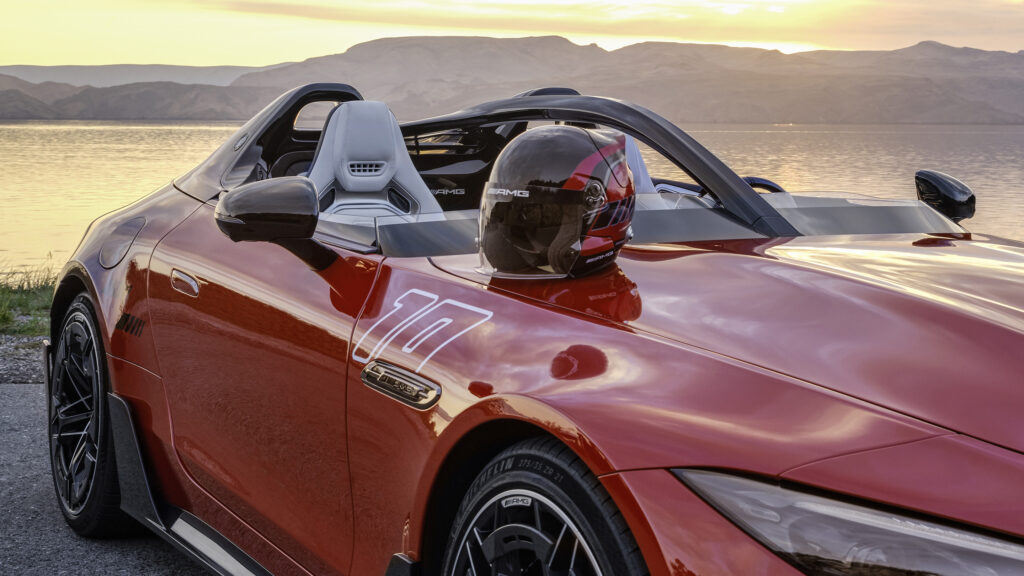 AMG-hjäm på huven till Mercedes-AMG PureSpeed.