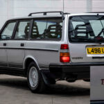 silverfärgad Volvo 245 Tørslanda snett bakifrån.