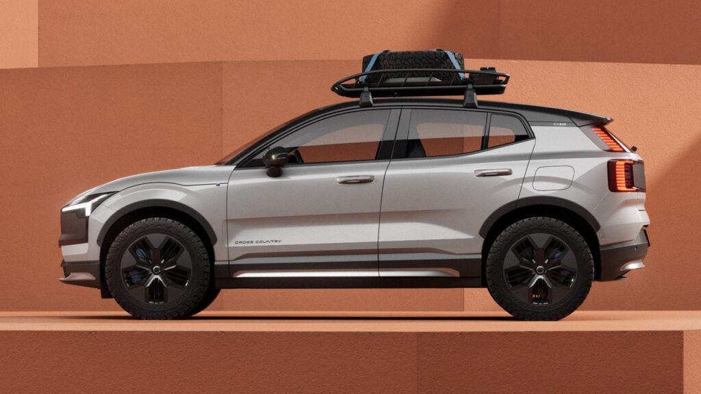 Volvo EX30 Cross Country från sidan.