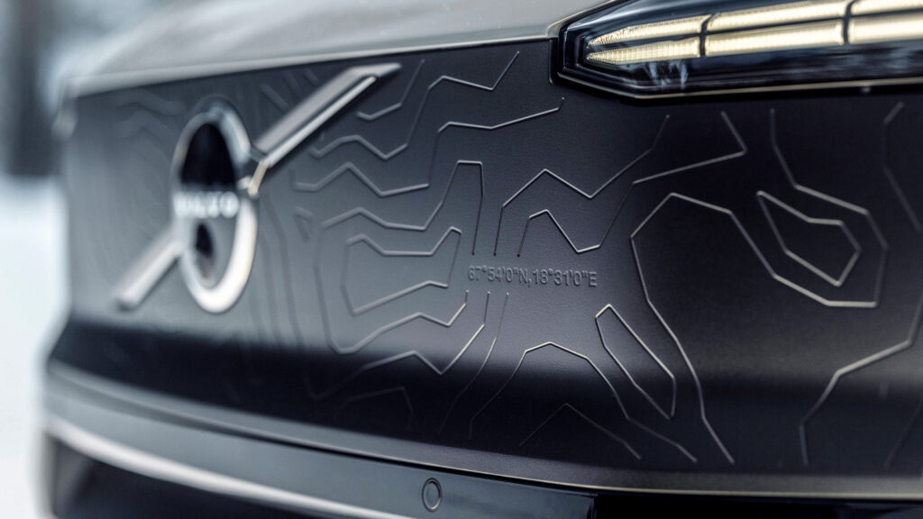 Volvo EX30 front.