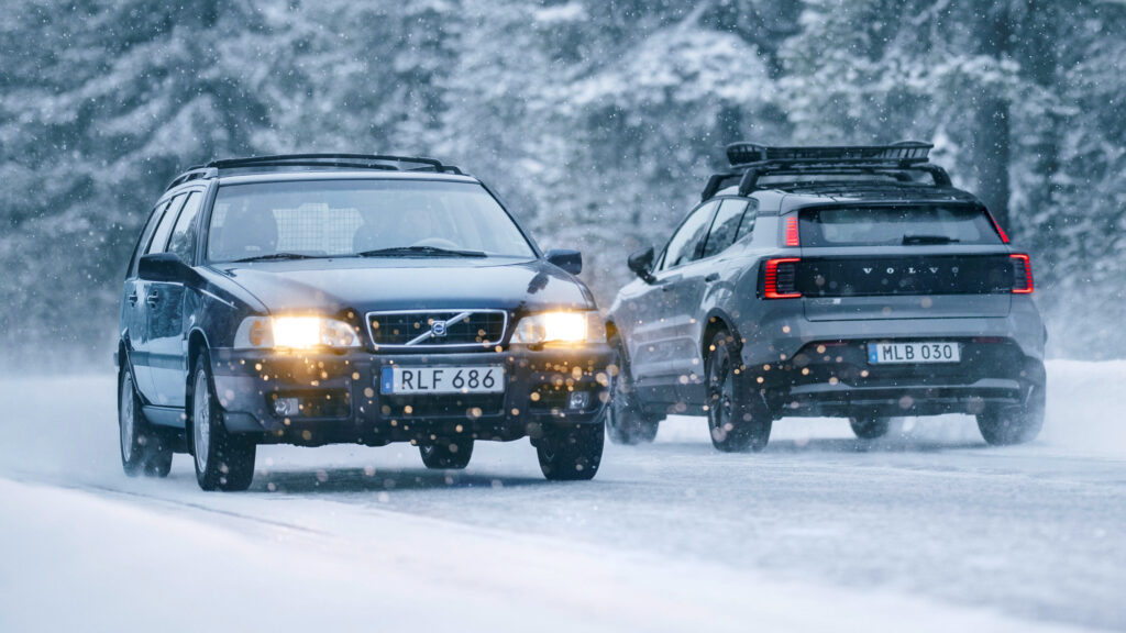 Volvo V70 Cross Country från 1997 och nya Volvo EX30 Cross Country