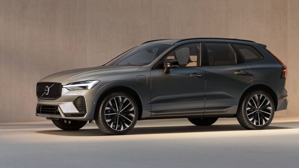 Volvo XC60 facelift snett framifrån.