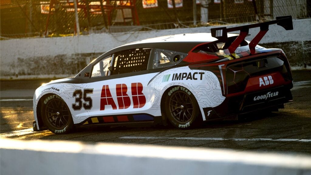 Nascar elbil med ABB-logga
