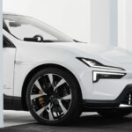 Fronten av en vit Polestar 4.