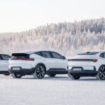 Vita Polestar 2, 3 och 4 MY25 på snö.