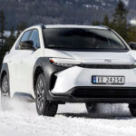 Vit Toyota bZ4X på snö.