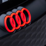 Röd Audi-logga i grillen på en svart bil