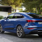 Blå Audi Q6 e-tron bakifrån