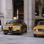 Bild på Alfa Romeo Stelvio GT bredvid en GT Junior. Två poliser går till vänster i bild.