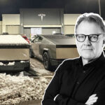 Alrik framför en Tesla-handlare med flera Cybertruck på parkeringen med snö på.