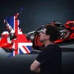Montage som visar en stiliserad karta av Storbritannien med Union Jack-mönster, en röd och svart Audi F1-bil i bakgrunden och Mattia Binotto i profil som tittar mot bilden. Illustration av Audi F1:s expansion till Storbritannien.