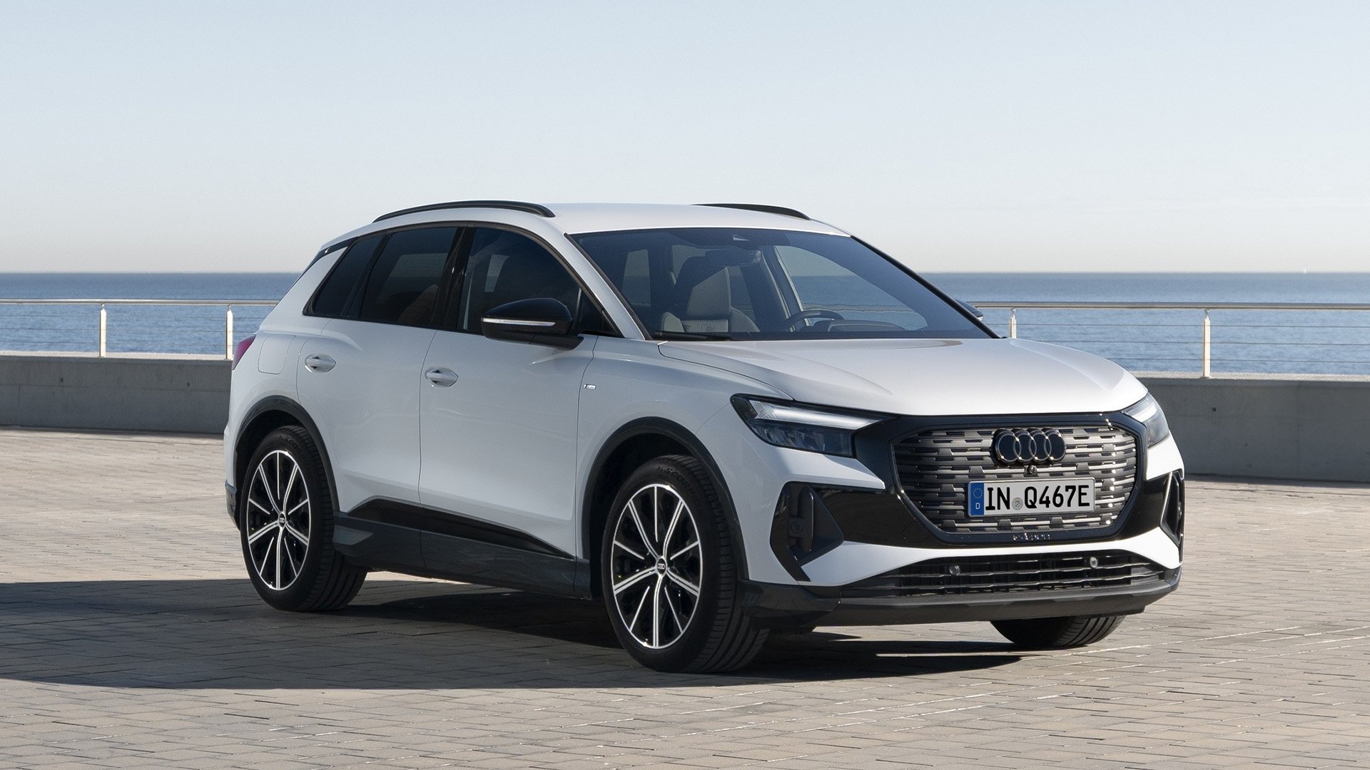 Audi Q4 40 e-tron i vitt fotad snett framifrån.