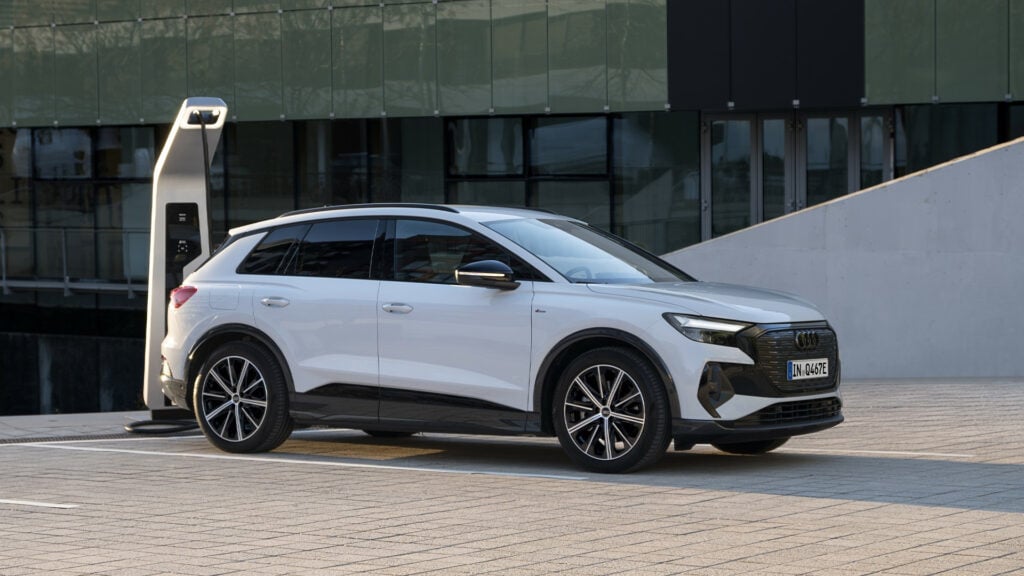 Audi Q4 40 e-tron i vitt står parkerad och laddar.