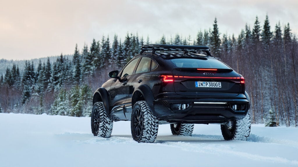 Audi Q6 e-tron offroad concept bakifrån. 