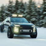 Audi Q6 e-tron offroad concept kör på snö.