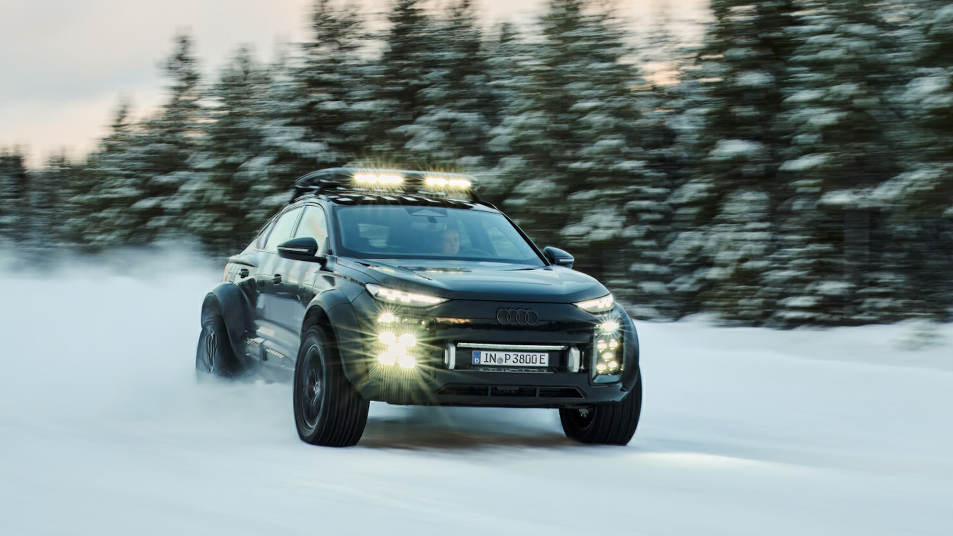 Audi Q6 e-tron offroad concept kör på snö.