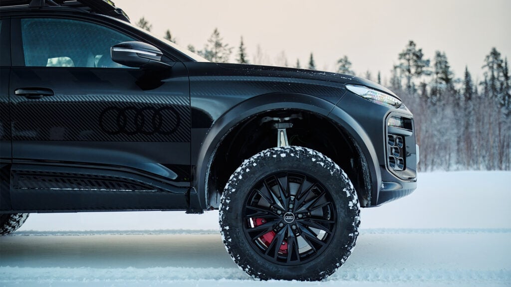 Närbild på höger framhjul och upphängning hos Audi Q6 e-tron offroad concept.