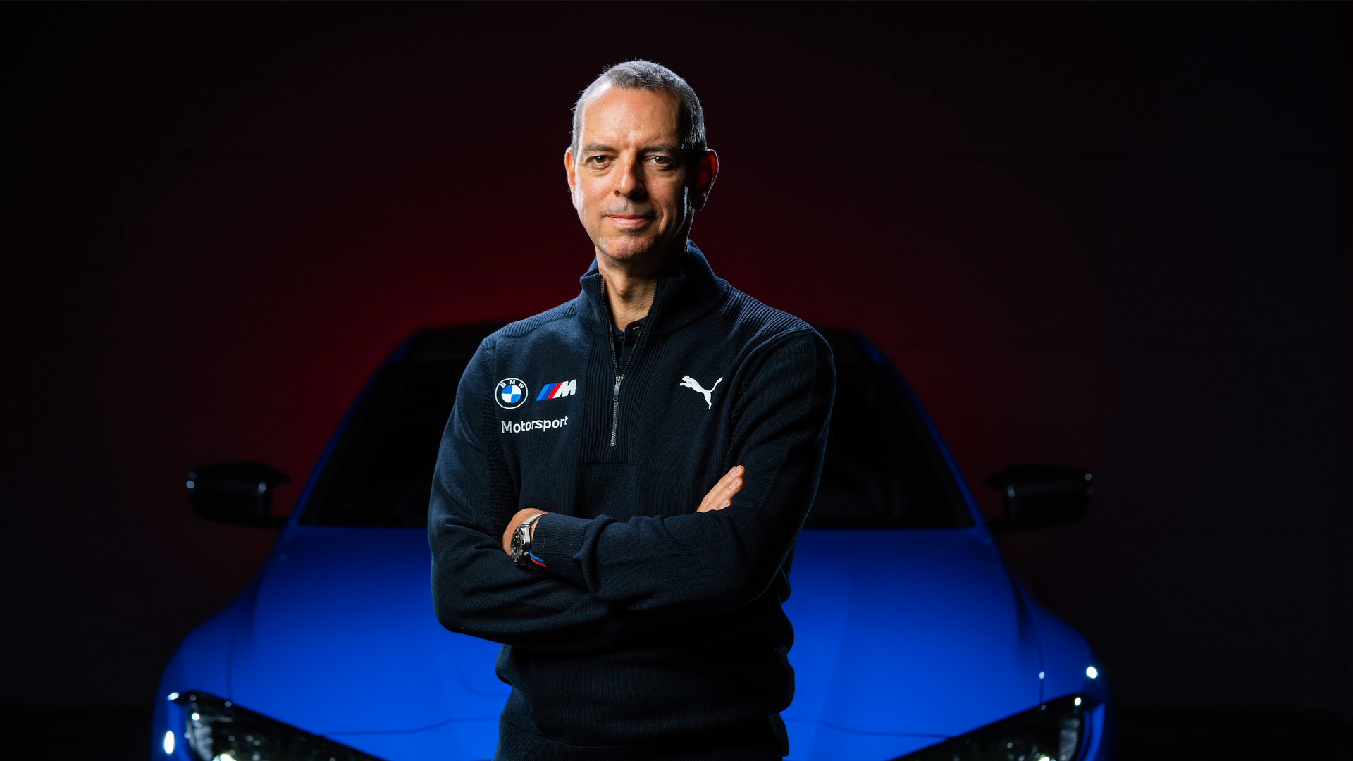 BMW:s M-chef Frank van Meel står framför en M-bil.