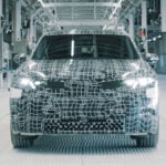 Bild på BMW Neue Klasse-testbil framifrån.