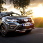 Dacia Sandero i solnedgång