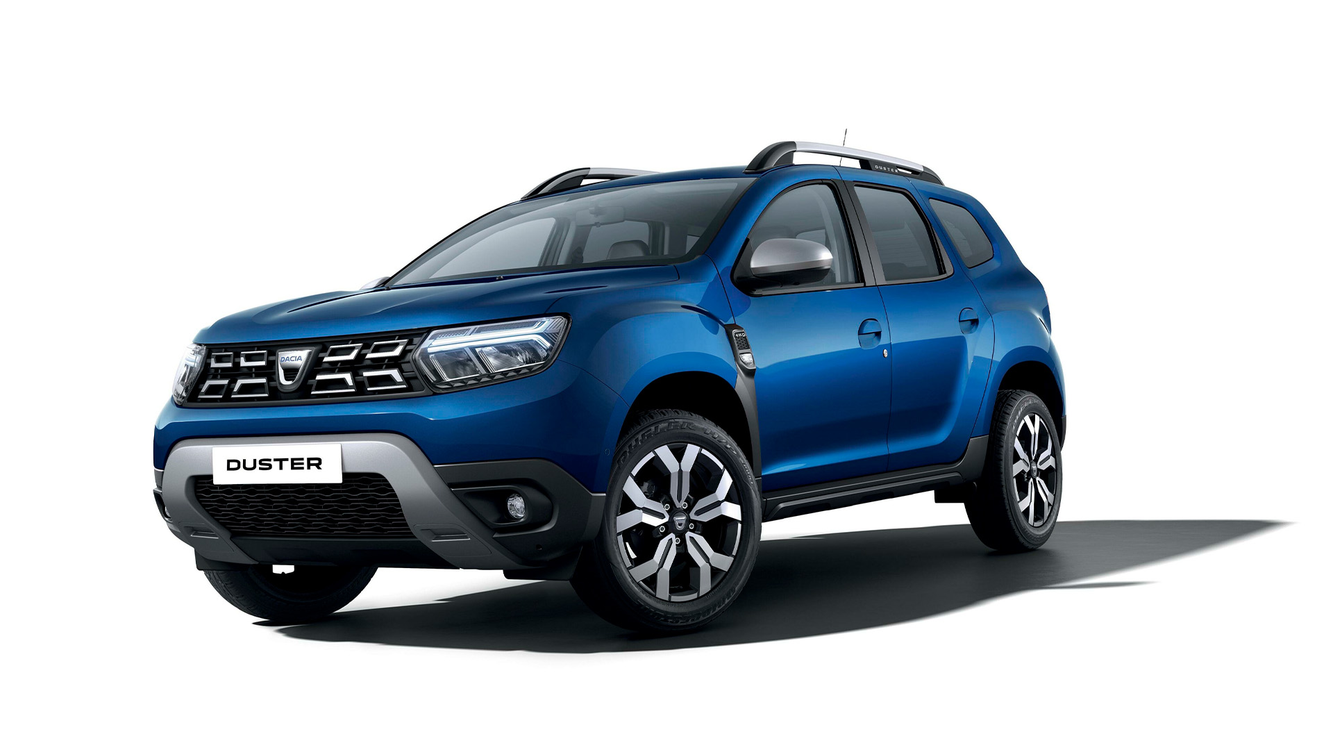 Pressbild på en blå Dacia Duster tagen snett framifrån.