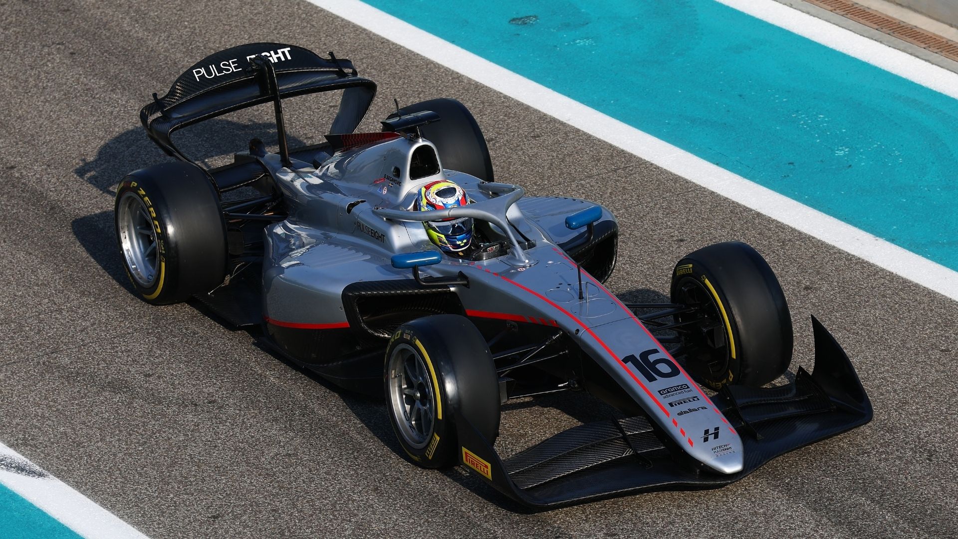 Dino Beganovic kör Hitech GP:s Formel 2-bil under tester på bana. Svensken är en av de största talangerna på väg mot Formel 1.