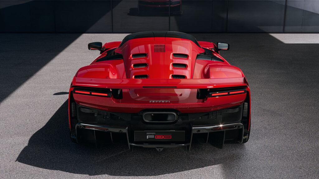 Bild på Ferrari F80 bakifrån. 