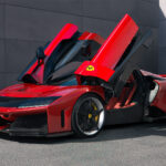 Ferrari F80 med öppna dörrar.