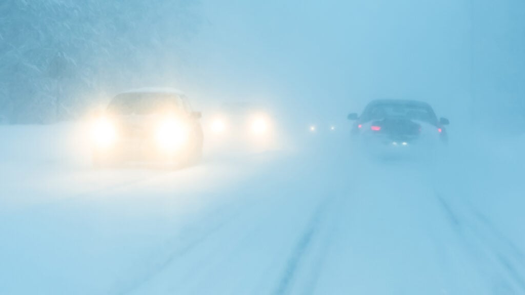 Trafik i kraftigt snöfall.