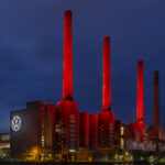 Volkswagen-fabriken i Wolfsburg upplyst nattetid.