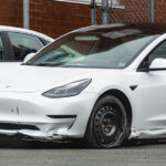Krockskadad vit Tesla Model 3