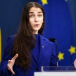 Klimat- och miljöminister Romina Pourmokhtari talar på en pressträff på Rosenbad.