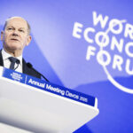 Olaf Scholz i talarstolen på World Economic Forum