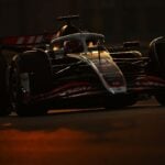 En Haas F1-bil i skymningen med mörka konturer, vilket ger en mystisk känsla och förstärker osäkerheten kring bilens detaljer.