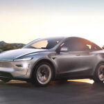 Tesla Model Y facelift (juniper) snett framifrån på landsväg.