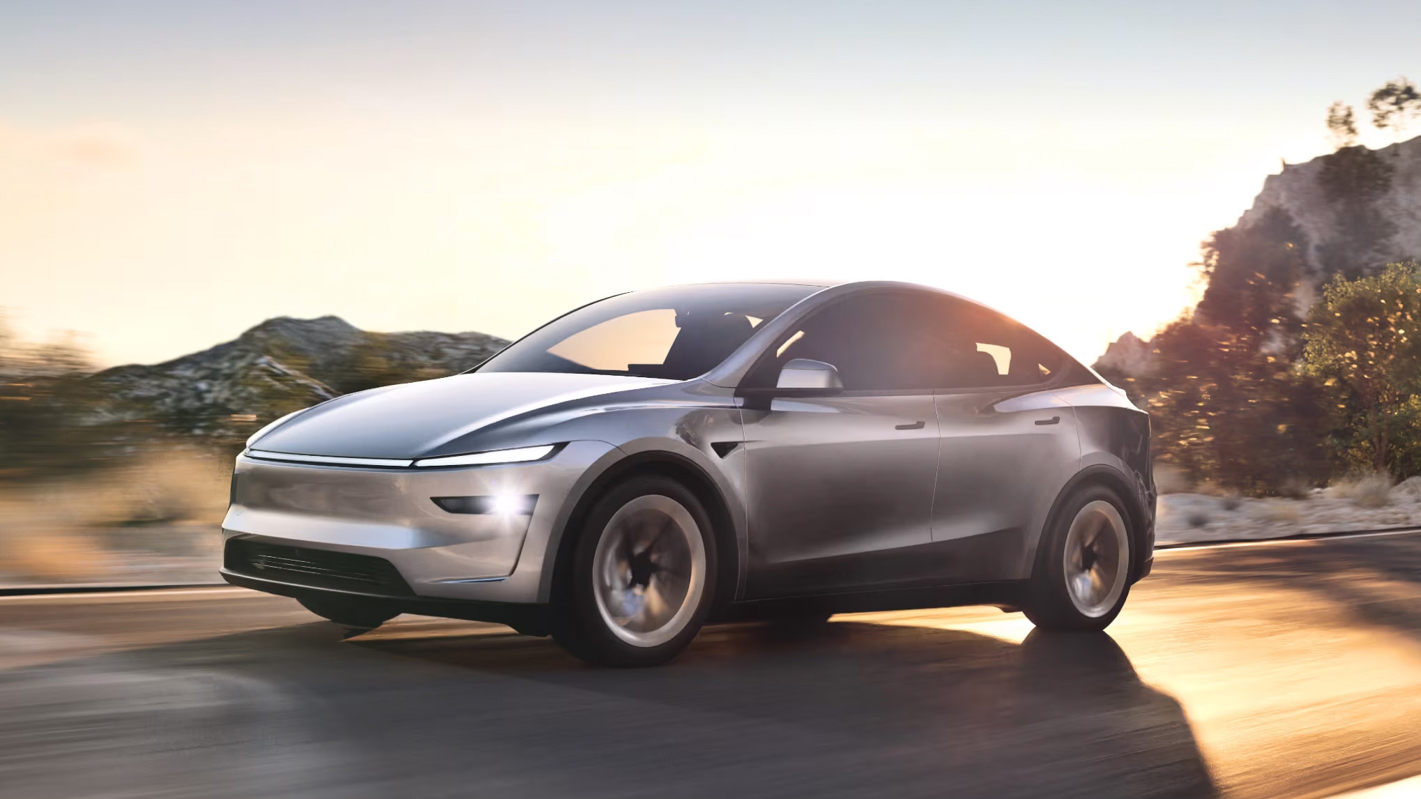 Tesla Model Y facelift (juniper) snett framifrån på landsväg.