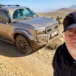 Magnus Fröderberg tar en selfie framför en Toyota Land Cruiser.