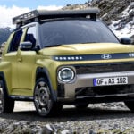 Hyundai Inster Cross på en stenväg i bergen.