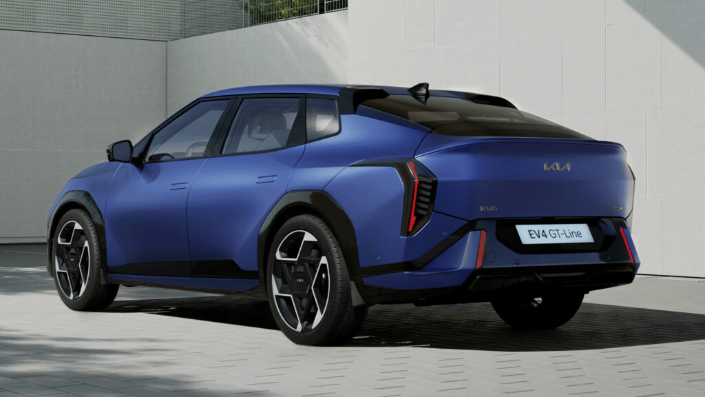 Blå Kia EV4 sedan snett bakirån