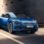Blå Kia EV6 GT framifrån körandes på väg.