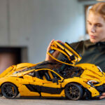 Lego Technic McLaren P1 med en person i bakgrunden som begrundar bilen.