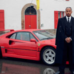 Lewis Hamilton står fram Enzo Ferraris hus och poserar med en Ferrari F40.