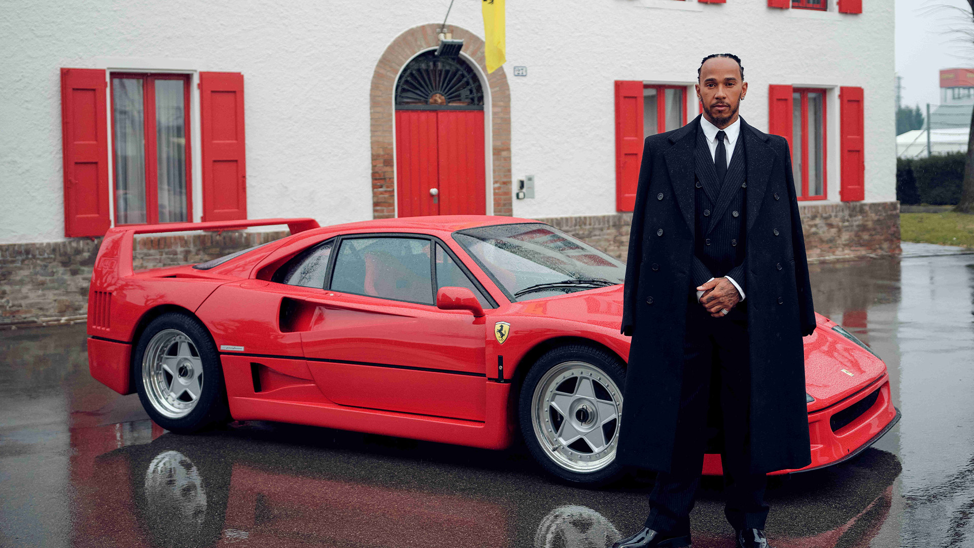 Lewis Hamilton står fram Enzo Ferraris hus och poserar med en Ferrari F40.